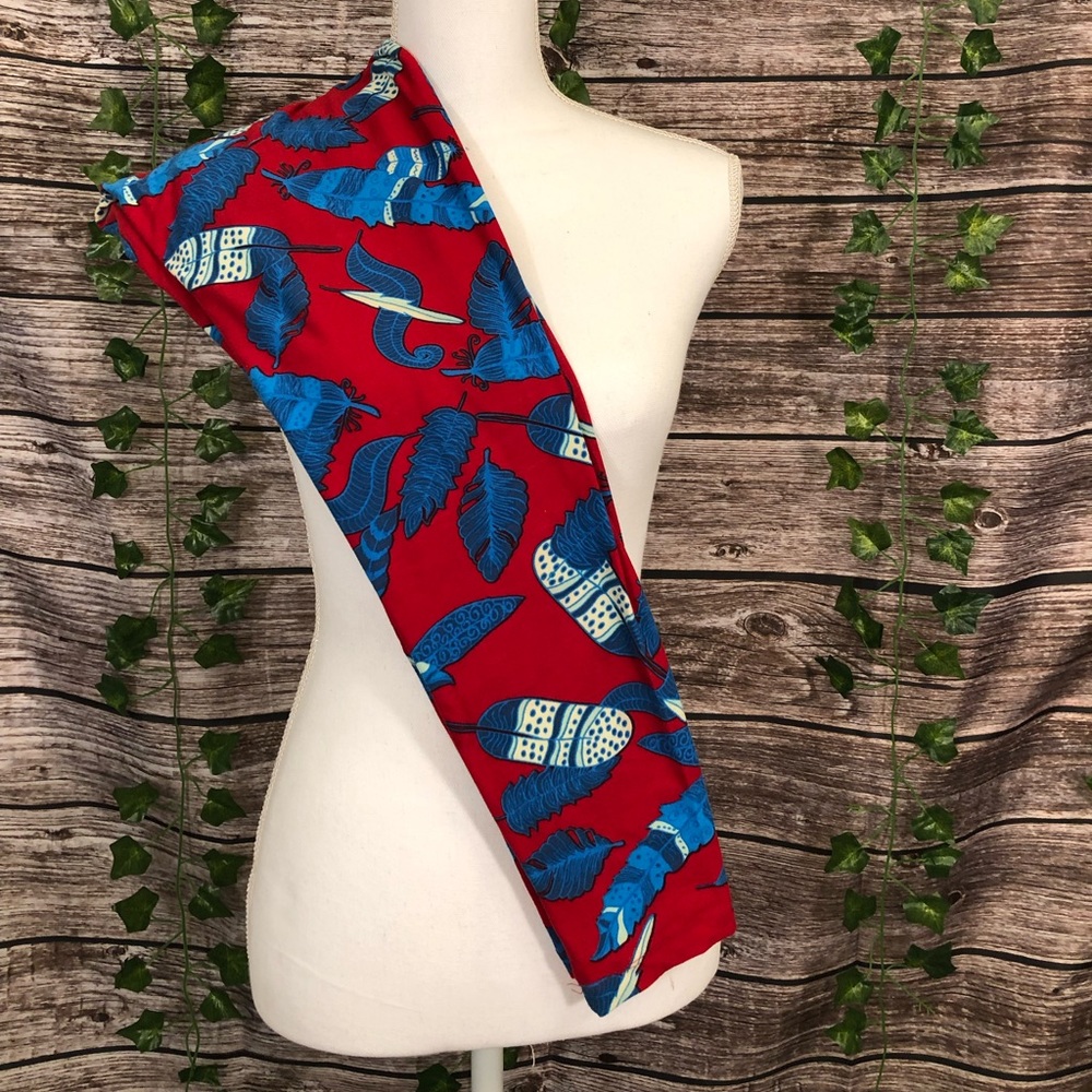 LuLaRoe OS Leggings red with blue feathers